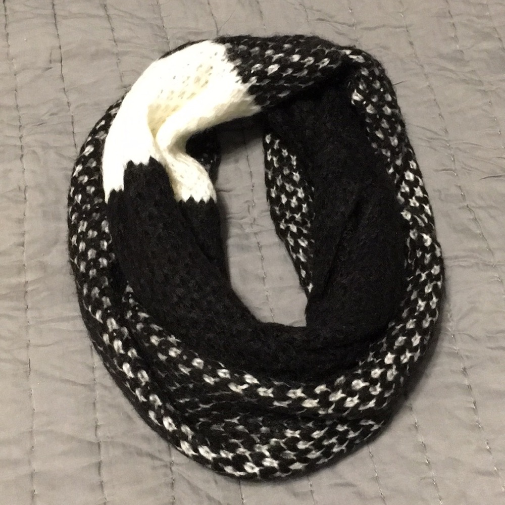 Gorgeous White & Black Circle Scarf